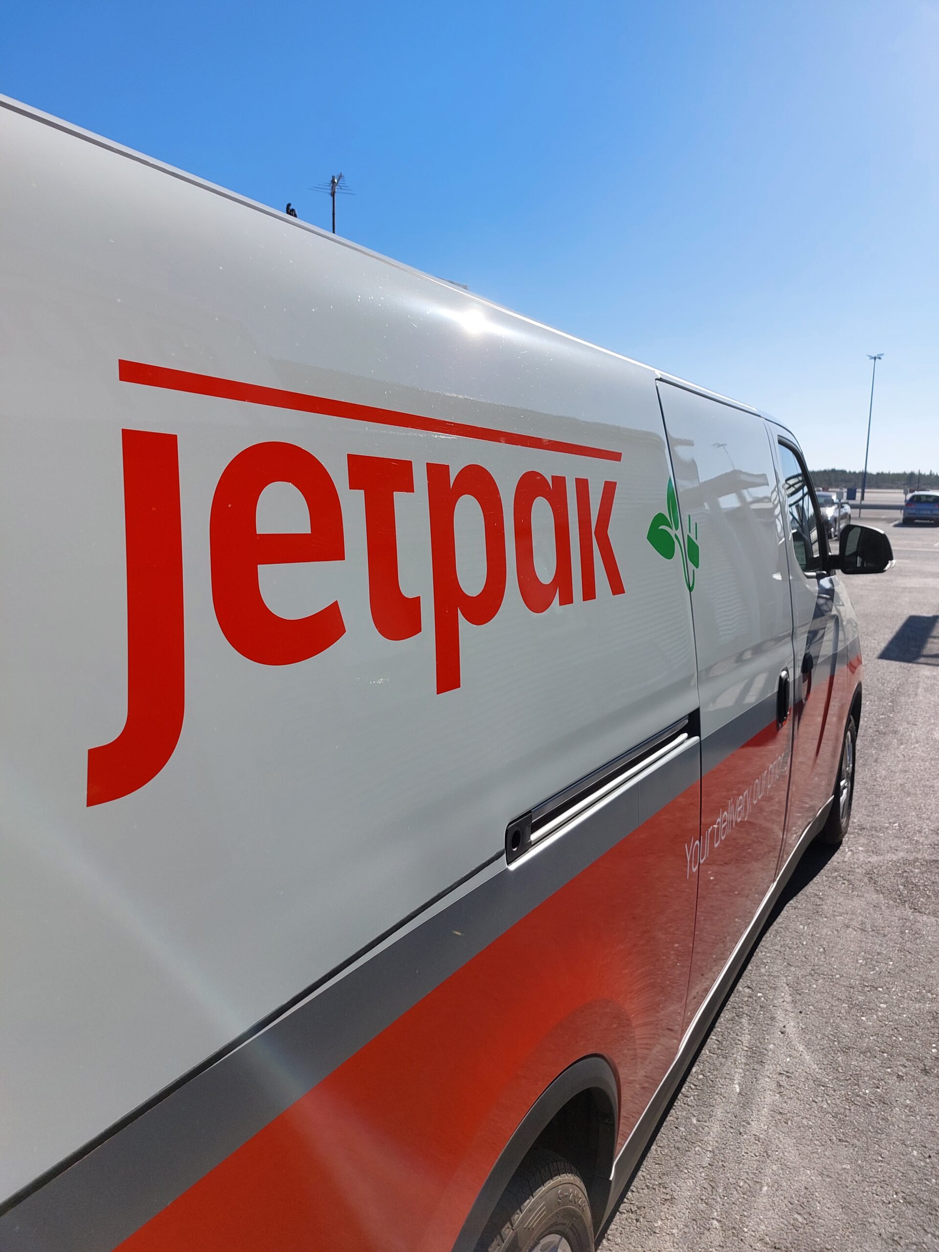 Jetpak Oulun pakettiauto parkissa