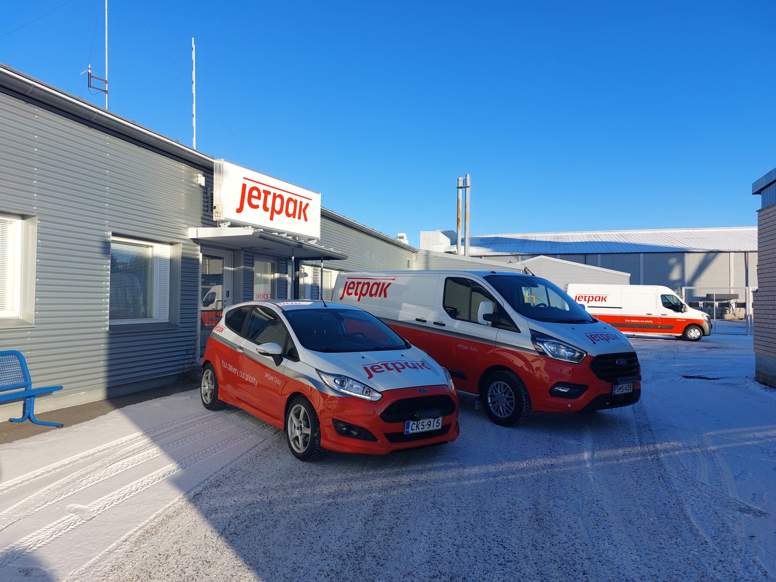 Jetpak Oulun pakettiautot toimiston edustalla