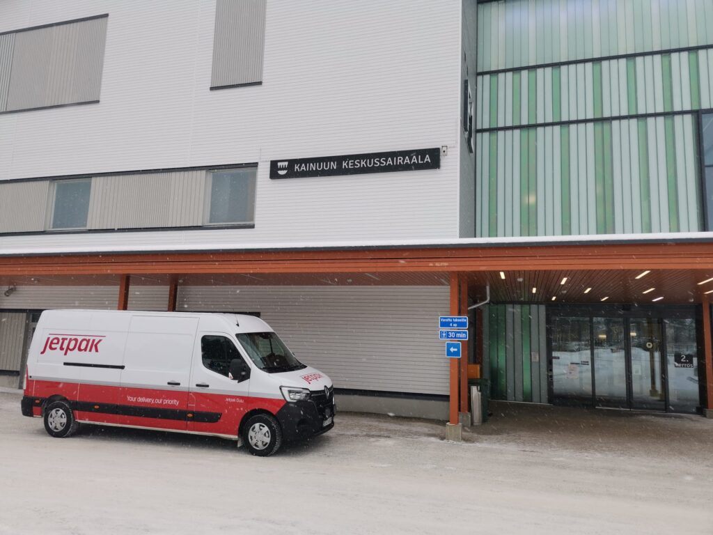 Jetpak Oulun pakettiauto parkkeerattuna Kainuun keskussairaalan eteen