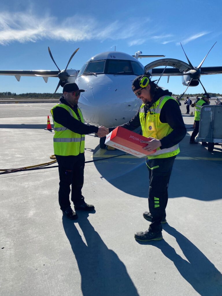 Jetpak Oulu luovuttamassa lähetystä Oulunsalon lentokentällä