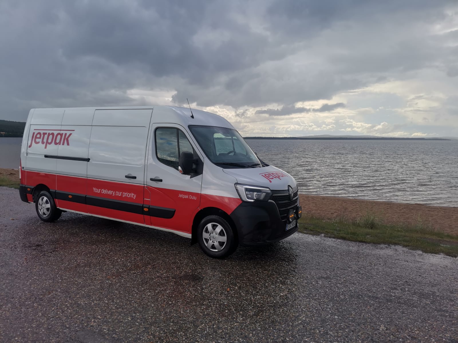 Jetpak Oulun pakettiauto meren edustalla