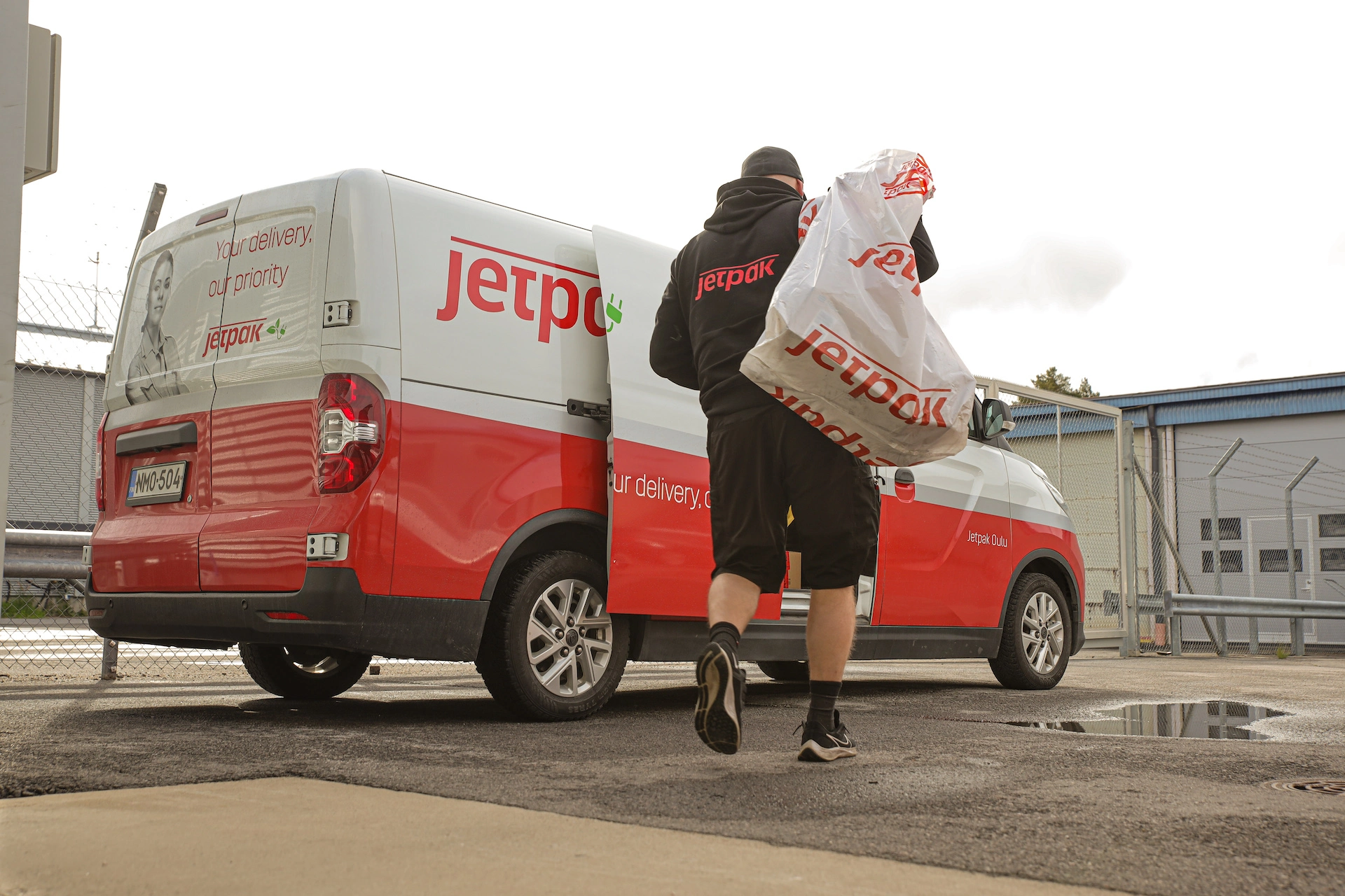 mies kantamassa jetpak oulun kassia sähköpakettiautoon